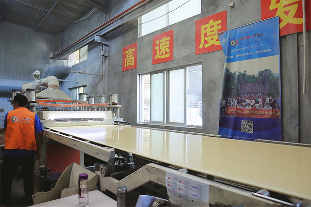 Goldensign工廠車間——乾淨整潔的PVC發泡板生產區域。
