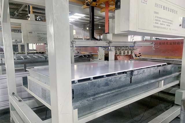 Atelier ya fabrication ya Goldensign – Usine oyo ezali na &eacute;quipement bien oyo epesameli na production ya carte ya mousse ya PVC.