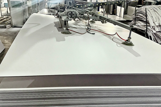 嚴格的生產質量控制——嚴格的檢驗力求PVC泡沫板的一致性和可靠性。